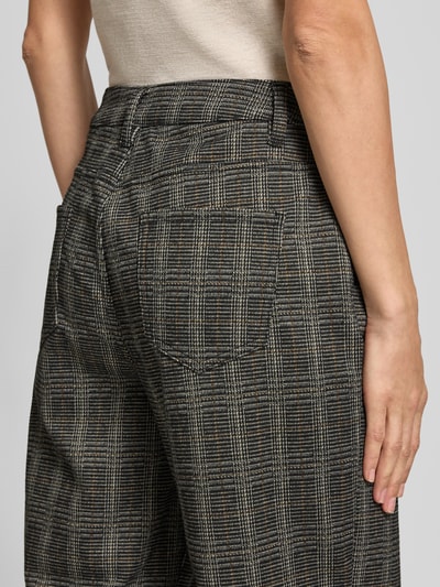 Frauenmodel trägt Barrel Fit Weite Hose aus Baumwoll-Mix Modell 'Ballon' von Buena Vista, Damen Weite Hose, Nahaufnahme Rückansicht.