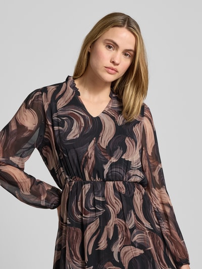 Vrouwenmodel draagt ZABAIONE Midikleid met V-hals, model 'Za44raa', A-lijn, gelaagd patroon, bruine en zwarte tinten, close-up bovenlichaam.