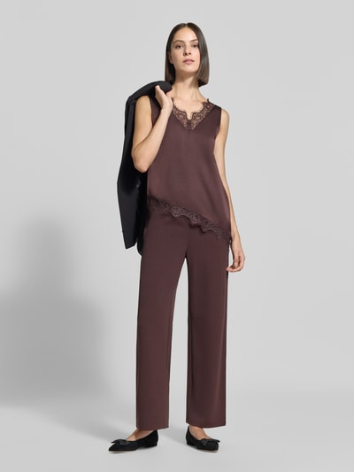 Vrouwenmodel draagt Regular Fit Top aus Satin mit Spitzenbesatz van zero in bruin satijn met asymmetrische look, V-hals, ruglengte maat 36: 52 cm, Ganzkörperansicht van voren.