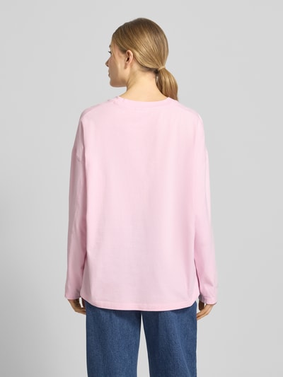 Frauenmodel trägt Longsleeve mit Label-Print Modell 'GIXY' von American Vintage aus Reine Baumwolle, Relaxed-Fit, Rückenlänge 64 cm, Ganzkörperansicht Rückansicht.