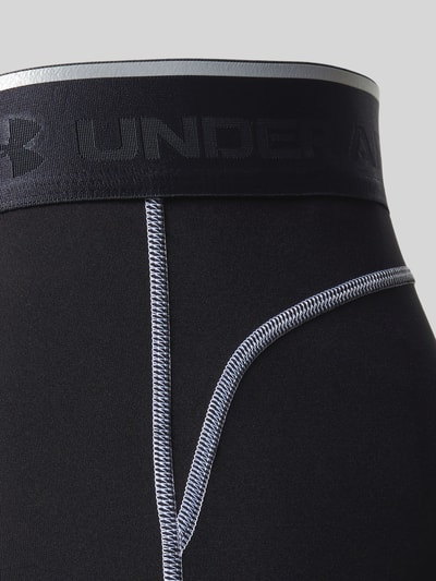 Produktfoto, Radlerhose mit elastischem Bund und Label-Details von Under Armour, Schwarz, Material-Mix mit Stretch-Anteil, körpernahe Passform, Modell Elite, sichtbare Bundweite 36 cm, Innenbeinlänge 20 cm, glatte Oberfläche, kontrastfarbene Nähte