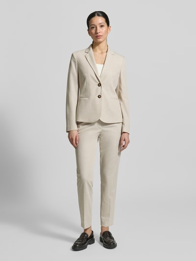 Frauenmodel trägt Regular Fit Blazer mit Reverskragen von Christian Berg Woman Selection, beige, glatte Oberfläche, Ganzkörperansicht von vorne. Material-Mix mit Viskose-Anteil, Paspeltaschen, Knopfverschluss.