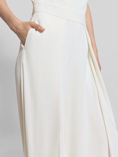 Frauenmodel trägt Jumpsuit im Off-Shoulder-Look mit Drapierungen von Comma, cremefarben, glatter Material-Mix mit Stretch-Anteil, Detailaufnahme.