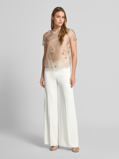 Frauenmodel trägt Stoffhose mit Bügelfalte von Rinascimento in Weiß, Wide Leg Fit, glatte Textur, Material-Mix mit Stretch, Ganzkörperansicht von vorne.