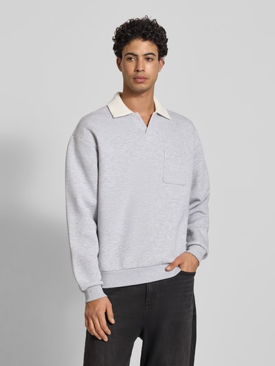 Männermodel trägt Sweatshirt mit Kontrastkragen und Brusttasche mit logo-bestickung van Review in lichtgrijs, katoenmix, regular fit, ruglengte 71 cm, mouwlengte 63 cm, ganzkörperansicht van voren.