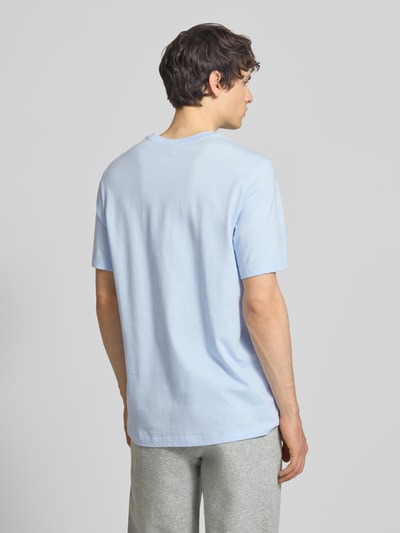 Männermodel trägt Herren T-Shirt mit Logo-Print Modell 'Swoosh' von Nike aus Reine Baumwolle, Gerader-Schnitt, Rückenlänge 73 cm, Ganzkörperansicht Rückansicht.