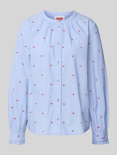 Produktfoto, Overhemdblouse met knoopsluiting van Oui, lichtblauw, kleine rode hartjes, puur katoen, los model, ronde hals, plooien, ruglengte maat 36: 63 cm, mouwlengte 65 cm.