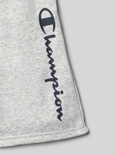 Productfoto, Shorts met logo en elastische tailleband van CHAMPION, katoenmix, relaxed fit, detailopname van lichtgrijze stof