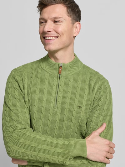 Männermodel trägt Strickpullover mit kurzem Reißverschluss van Fynch-Hatton, groene kleur, katoen, geribbelde boorden, nahaufnahme oberkörper.