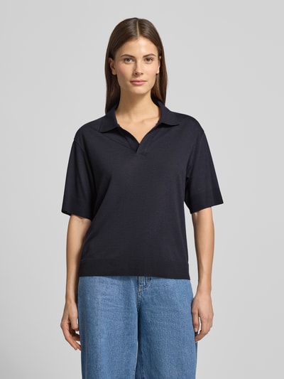 Vrouwenmodel draagt T-Shirt met Polokragen van Windsor in donkerblauw, lyocell-katoen mix, loose fit, geribde boorden, labeldetail, voorkant hele lichaamsopname.