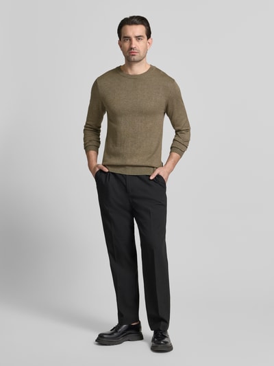 Mannenmodel draagt Strickpullover mit gerippten Abschlüssen Modell 'BELLS' van Casual Friday, katoen-lyocellmix, slim fit, voorkant volledige lichaamsweergave.