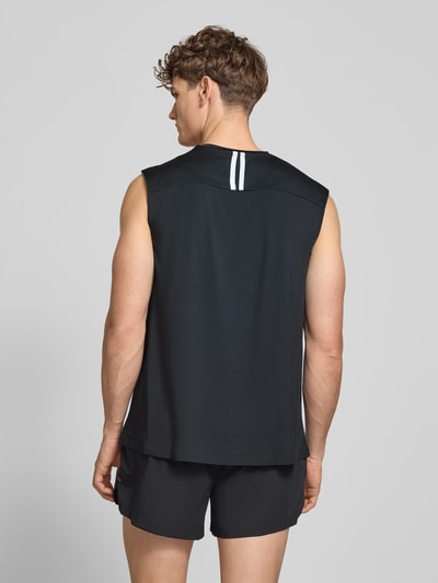 Männermodel trägt Relaxed Fit Top mit Logo-Print Modell 'OLIOS' von Ellesse aus Elastischer-Material-Mix, Rückenlänge 74 cm, Ganzkörperansicht Rückansicht.
