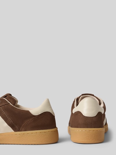 Produktfoto, Low Top Sneaker aus echtem Leder Modell 'COURT W 5B' von Marc O'Polo in Braun und Creme, Two Tone Optik, strukturierte Sohle.