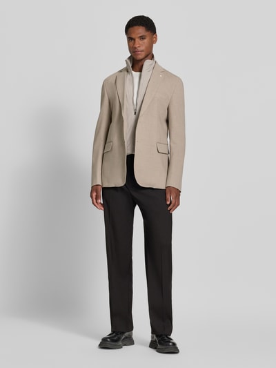 Mannelijk model draagt Slim Fit Sakko met Viskose-Anteil van Manuel Ritz in beige, Materiaalmix, met opstaande kraag, Reverskraag, borstzak, knoopsluiting, zijpaspelzakken, ruglengte maat 50: 78 cm, schouderbreedte: 44 cm, mouwlengte: 68 cm, kleuren beige en zwart, gladde textuur, Ganzkörperansicht van voren.