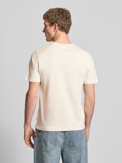 Männermodel trägt unifarbenes Regular Fit T-Shirt aus reiner Baumwolle Modell 'CONNOR' von Pepe Jeans, Ganzkörperansicht Rückansicht.