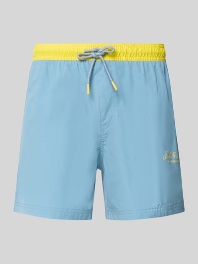 Produktfoto, Badeshorts mit Gesäßtasche Modell 'MAUI' von JACK & JONES in Hellblau mit gelbem Elastikbund, Logo-Print, Label-Detail, Loose-Fit, Kordelzug