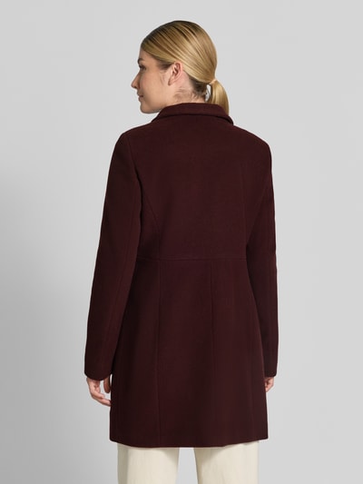 Vrouwenmodel draagt Regular Fit Mantel aus Woll-Mix mit Kaschmir-Anteil van FUCHS SCHMITT in bordeaux met steekzakken, getailleerd, opstaande kraag, knoopsluiting, ruglengte maat 36: 83 cm, schouderbreedte: 41 cm, borstwijdte: 42 cm, mouwlengte: 64 cm, achteraanzicht