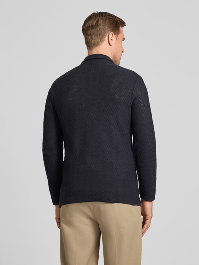 Männermodel trägt Slim Fit Sakko mit Reverskragen von Manuel Ritz aus Reine Baumwolle, dunkelblau, Zweireiher, AufgesetzteTaschen, Rückenlänge 75 cm, Schulterbreite 40 cm, Ärmellänge 61 cm, Ganzkörperansicht Rückansicht.