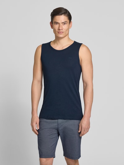 Männermodel trägt Regular Fit Tank Top aus reiner Baumwolle von s.Oliver RED LABEL in Dunkelblau, unifarben, Label Print, Ganzkörperansicht von vorne