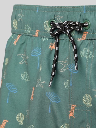 Produktfoto, grüne Badeshorts mit buntem Sommermuster, elastischem Bund und Kordelzug, Badeshorts mit Eingrifftaschen Modell 'BHRINGWAR MINI' von Blend