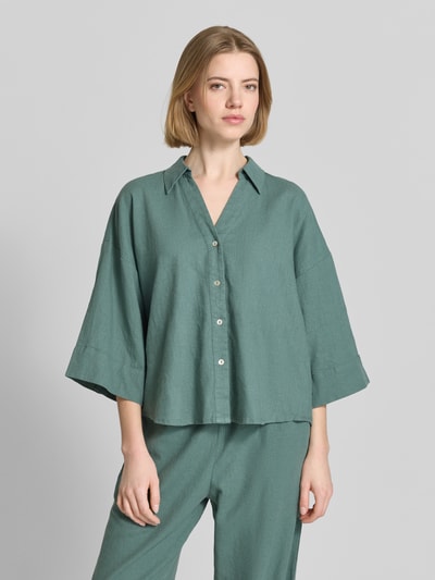 Frauenmodel trägt Boxy Fit Bluse mit V-Ausschnitt Modell 'Lava' von FREE/QUENT, Leinen-Viskose-Mix, Ganzkörperansicht von vorne.