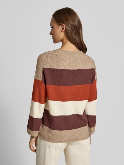 Vrouwenmodel draagt Regular fit pullover uit viscosemix model 'LATIA' van ONLY in beige, bruin, oranje en crème, dames pullover, volledig zicht van achteren