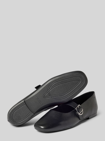 Produktfoto, Ballerina aus echtem Rindsleder Modell 'JOLIN' von Vagabond in Lederoptik, quadratische Schuhspitze, flache Absatzform, Label-Prägung, Dornschließe, strukturierte Sohle, Glattleder Materialverarbeitung, Schwarz-Nuancen, glatte Oberfläche, klare Formlinien, reduzierte Details.