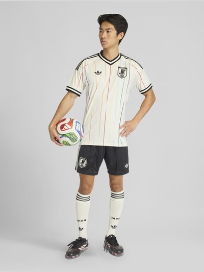 Männermodel trägt Regular Fit Trikot mit Vereins Logo Applikation von adidas Sportswear, Mehrfarbig, Kontraststreifen, Kurzarm, Ganzkörperansicht von vorne.