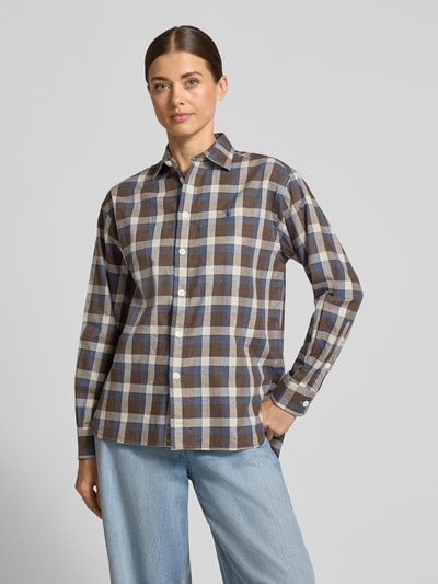 Modelka kobieca nosi Regular Fit Freizeithemd aus reiner Baumwolle od POLO RALPH LAUREN, krój regular fit, bawełna, kolorowa krata, naszywane logo, karczek na plecach, mankiety, guziki, widok całej sylwetki z przodu.