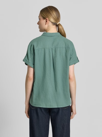 Frauenmodel trägt Relaxed Fit Bluse aus Leinen-Viskose-Mix Modell 'Lava' von FREE/QUENT, Farbe Grün, strukturierte Oberfläche, Ganzkörperansicht Rückansicht. Damen Bluse mit Hemdblusenkragen und Knopfleiste, Rückenlänge 55 cm, Ärmellänge 12 cm.