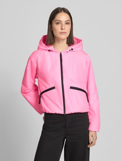 Modelka nosi kurtkę Jacke mit Reißverschlusstaschen Modell 'YADIRA' od FIRE + ICE, kolor różowy, krój regular fit, kaptur, długość tyłu w rozmiarze 36: 52 cm, szerokość ramion w rozmiarze 36: 45 cm, szerokość klatki piersiowej w rozmiarze 36: 45 cm, długość rękawów w rozmiarze 36: 61 cm, zamek błyskawiczny dwustronny, kieszenie zapinane na zamek błyskawiczny. Widok całej sylwetki z przodu.