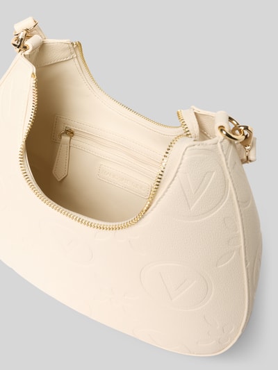 Productfoto, Handtasche met label-details model 'SAMBA' van VALENTINO BAGS in crème, hoofdvak met ritssluiting, hengsel met karabijnsluiting, verstelbare schouderband, ritsvak binnenin, breedte 30 cm, lengte 24 cm, diepte 8 cm, schouderbandlengte 120 cm, gladde textuur met subtiele reliëfpatronen