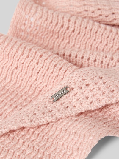 Produktfoto, Schal mit Woll-Anteil Modell 'Alisie' von OPUS in zartem Rosa, grob gestrickte Struktur, OPUS Label sichtbar, Damen Tuch von OPUS
