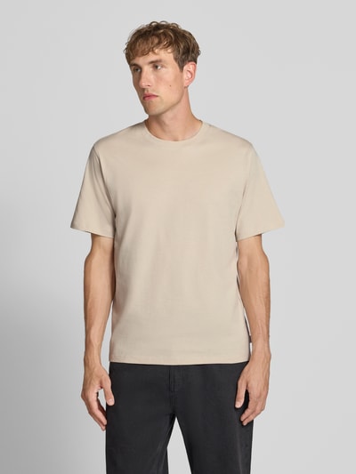 Männermodel trägt t-shirt met ronde hals Model 'ORGANIC' van JACK & JONES, puur katoen, recht model, ruglengte maat M 68 cm, ganzlichaamsaanzicht van voren