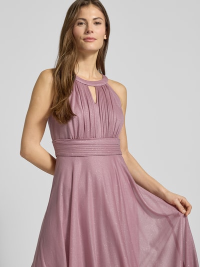 Kobiece modelka nosi Regular Fit Abendkleid aus Glitzer-Mesh von Jake*s Cocktail, błyszcząca siateczka, taliowany krój, wycięcie w kształcie łezki, plisy, wszyty zamek błyskawiczny, długość tyłu w rozmiarze 36: 152 cm, szerokość w rozmiarze 36: 37 cm, odcień różowego, nahaufnahme górnej części ciała.