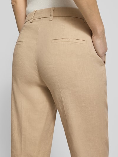 Kobiece modelka nosi Leinenhose mit Baumwoll-Anteil von Cambio, beżowy prosty krój, elastyczny len i bawełna, kieszenie, szlufki, długość 7/8, szerokość w rozmiarze 36: 42 cm, długość nogawki wewnętrznej w rozmiarze 36: 69 cm, widok z tyłu z bliska