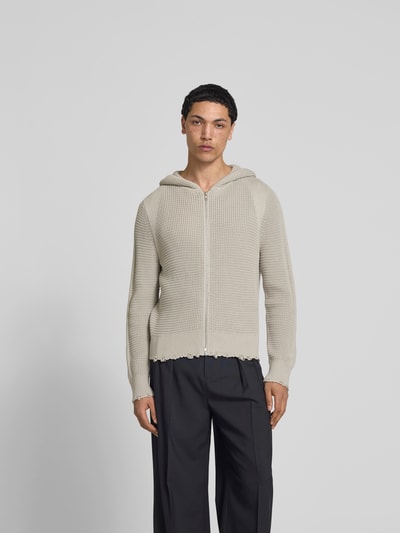 Männermodel trägt Strickjacke im Used-Look von WON HUNDRED in Beige, Reine Baumwolle, Regular-Fit, Kapuze, Reißverschluss, Ganzkörperansicht von vorne. Rückenlänge bei Größe M 63 cm, Schulterbreite 45 cm, Ärmellänge 70 cm.