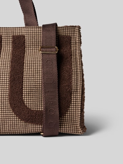 Produktfoto, Tote Bag mit Label-Details von Liu Jo White, braun-beige Muster, Główna przegroda z zamkiem błyskawicznym, odpinany pasek na ramię, krótkie uchwyty, detal z logo, przegródka wewnętrzna zapinana na zamek błyskawiczny, Szerokość w rozmiarze 1: 42 cm, Długość w rozmiarze 1: 30 cm, Głębokość w rozmiarze 1: 20 cm, Długość paska na ramię w rozmiarze 1: 42 cm