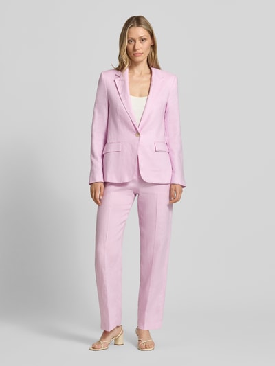 Frauenmodel trägt Slim Fit Blazer aus Leinen mit Pattentaschen Modell 'BORELI' von Mango in zartem Rosa, Reverskragen, Knopfverschluss, Ganzkörperansicht von vorne. Rückenlänge 65 cm, Brustweite 45 cm, Ärmellänge 63 cm bei Größe 36.