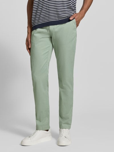Männermodel trägt Slim Fit Chino aus Baumwoll-Mix von Tommy Hilfiger, Optik: Unifarben, Passform: Slim-Fit, Ganzkörperansicht von vorne.
