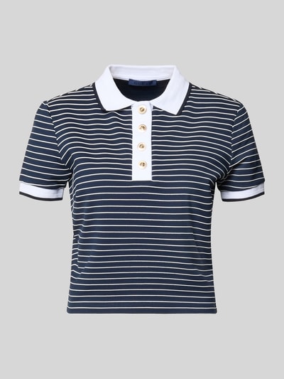 Produktfoto, Cropped Poloshirt aus Viskose-Mix Modell 'ALPHONSINE' von Guess, wzór w paski, listwa guzikowa, krój krótki, mieszanka wiskozy z dodatkiem streczu, długość tyłu w rozmiarze S: 49 cm