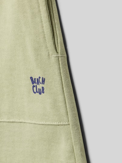 Productfoto, Shorts met elastische band en steekzakken van Blue Seven in lichtgroen, puur katoen, regular fit, bandwijdte maat 116: 29 cm, binnenbeenlengte: 12 cm, opdruk Beach Club