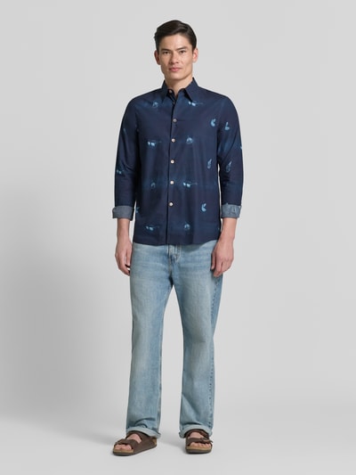 Männermodel trägt Regular Fit Freizeithemd mit Kentkragen von PAUL SMITH aus reiner Baumwolle, dunkelblau mit Muster, Ganzkörperansicht von vorne.