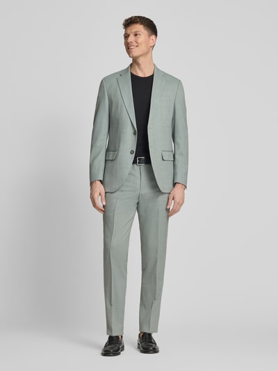 Männermodel trägt Anzughose mit Bügelfalten Modell 'Ryan' von Pierre Cardin mit Strukturmuster in Grau, Slim-Fit, Ganzkörperansicht von vorne, Bundweite 46 cm, Innenbeinlänge 81 cm, Größe 50.
