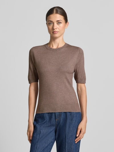 Frauenmodel trägt Regular Fit Pullover aus Viskose-Mix von s.Oliver RED LABEL in Braun, glatte Textur, gerade Form, Ganzkörperansicht von vorne.