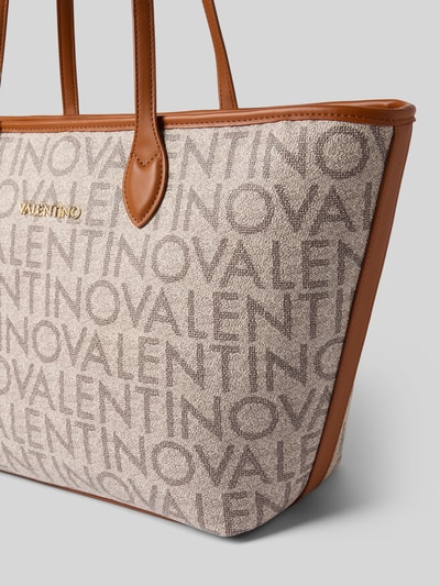 Produktfoto, Shopper mit Logo-Muster und Label-Applikation von VALENTINO BAGS, cremefarbene Stofftextur, braune Details, Hauptfach mit Reißverschluss, Tragehenkel, Maße 50x28x14 cm, dezentes Label, Schulterriemen 49 cm