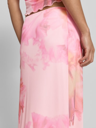 Frauenmodel trägt Straight Fit Maxirock mit floralem Allover-Print von REVIEW, Elastischer-Material-Mix, Mesh, Unterrock, Nahaufnahme Oberkörper