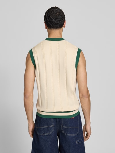 Männermodel trägt Regular Fit Weste in Strick-Optik mit Logo-Stitching von BLKVIS, beige mit grünen Akzenten, rugaanzicht, herenmode.