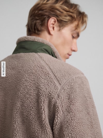 Mężczyzna nosi Regular Fit Teddy- / Webpelzjacke mit Stehkragen model 'DALLAS' od ONLY & SONS, beżowa, tekstura misia, detal, kontekst Herren Teddy- / Webpelzjacke von ONLY & SONS, zbliżenie na plecy, KI-modifiziertes Bild