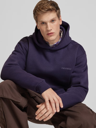 REVIEW Oversized Hoodie mit Label-Detail Aubergine 3